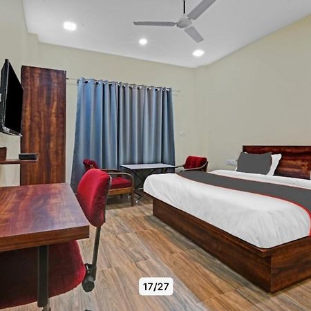 Hotel Manorama Inn Lakhnaú Exteriér fotografie