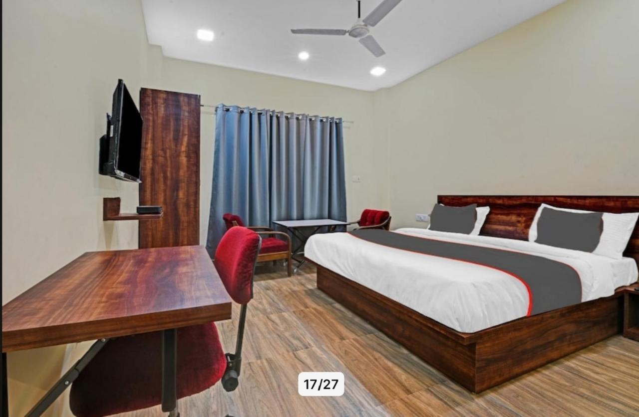 Hotel Manorama Inn Lakhnaú Exteriér fotografie