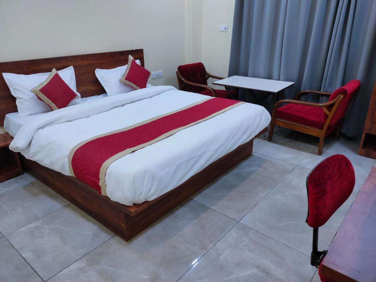 Hotel Manorama Inn Lakhnaú Exteriér fotografie