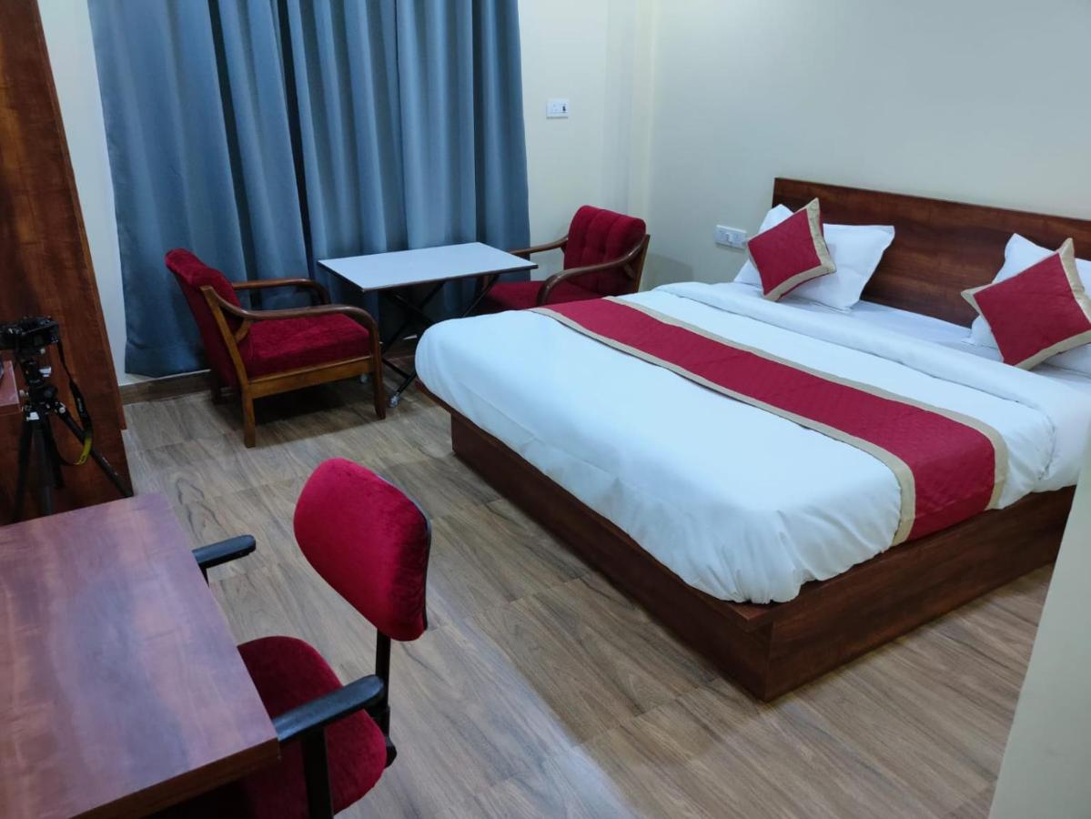 Hotel Manorama Inn Lakhnaú Exteriér fotografie